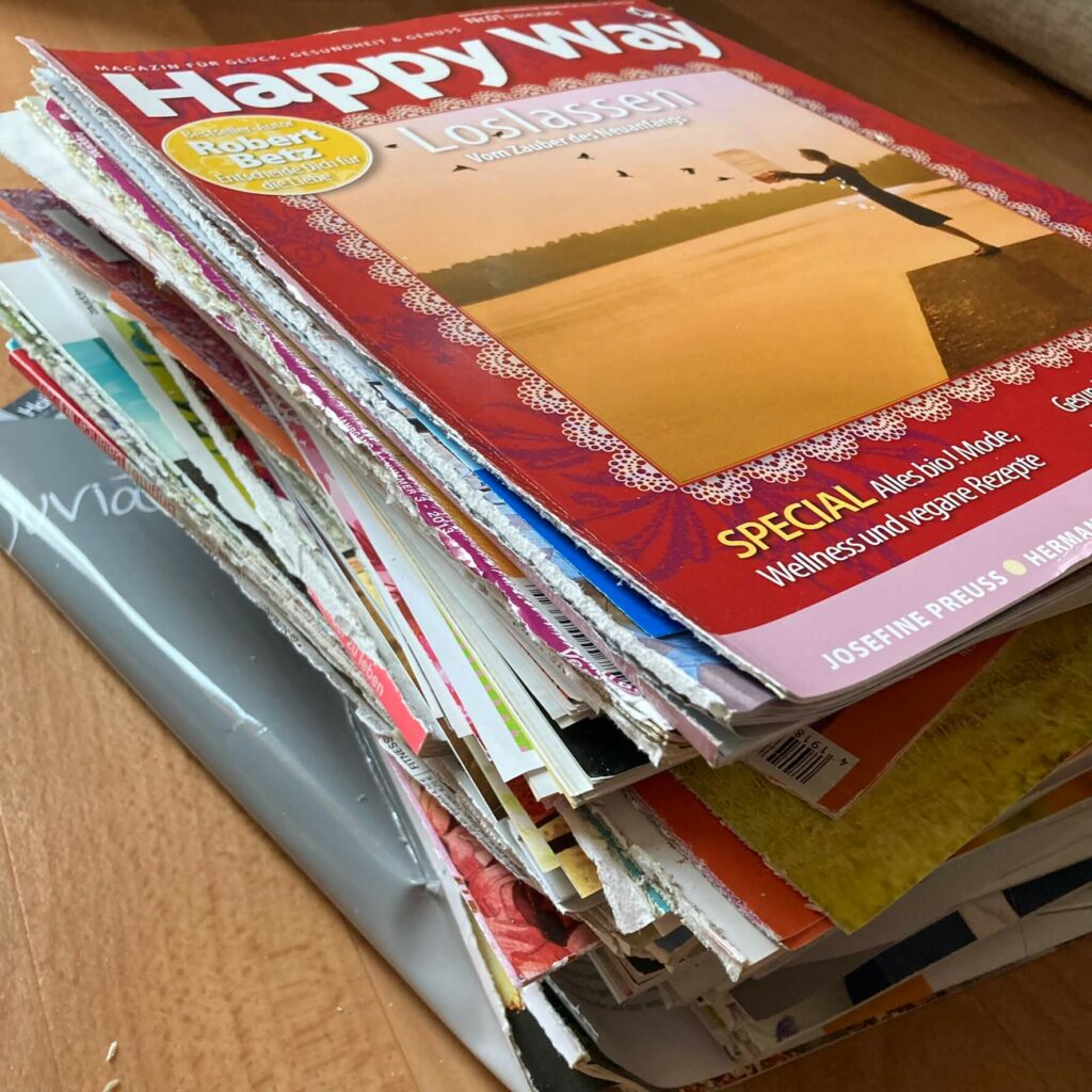Zeitschriftenstapel zum Wegwerfen