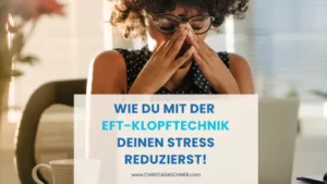 gestresste Frau für den Artikel Wie du mit der EFT-Klopftechnik deinen Stress reduzierst.