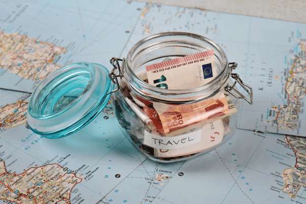 Geld sparen in einem Glas für eine Reise
