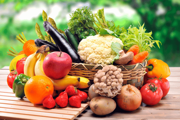 Ein Korb mit buntem Obst und Gemüse