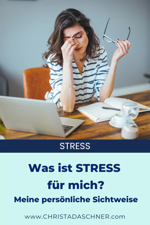 Christa Daschner über ihre Sichtweise von Stress; gestresste Frau am Schreibtisch