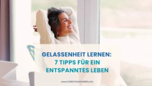 Frau sitzt entspannt und schaut aus dem Fenster - Gelassenheit lernen, Christa Daschner