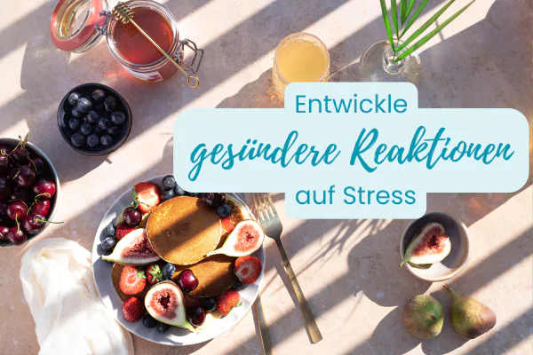 Obst und Saft mit Schriftzug Entwickle gesündere Reaktionen auf Stress von Christa Daschner