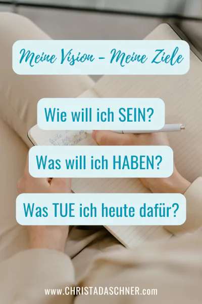 Frau schreibt in ein Buch und die Texte Deine Vision-Deine Ziele