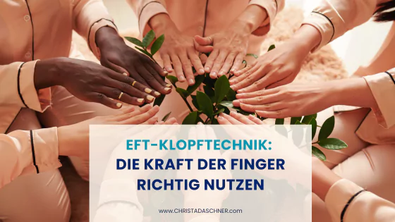 Viele Hände im Kreis zeigen die Finger