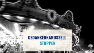 Karussell in schwarz-weiß mit Aufschrift Gedankenkarussell stoppen - christa daschner
