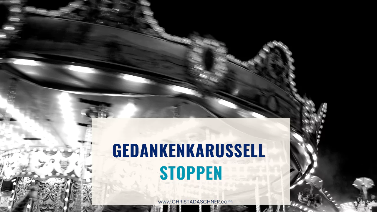 Karussell in schwarz-weiß mit Aufschrift Gedankenkarussell stoppen - christa daschner