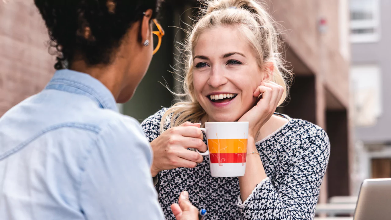 lächelnde Frau mit Kaffeetasse - christadaschner