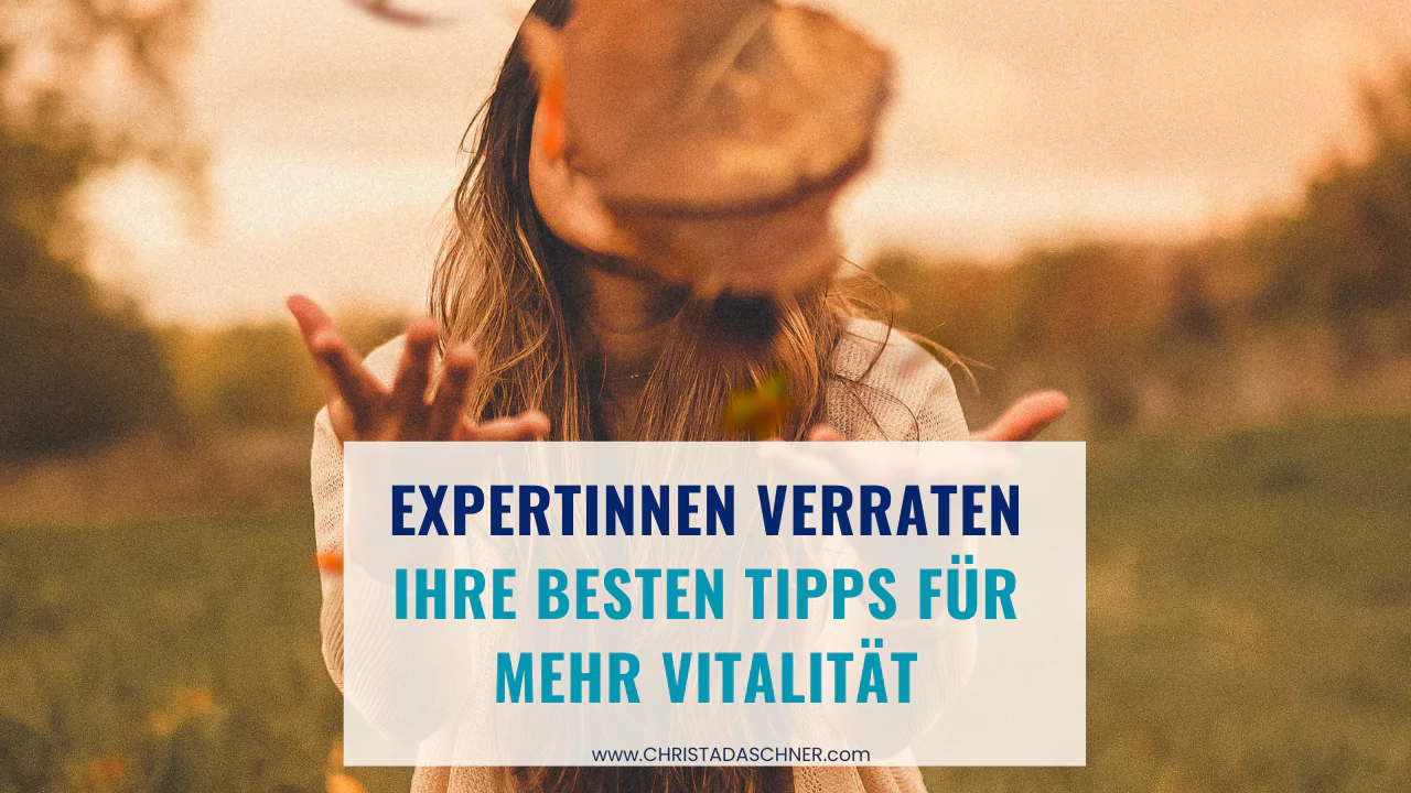 Frau wirft herbstliche blätter in die Luft, Beitragsbild mit Text Expertinnen verraten ihre besten tipps für mehr Vitalität