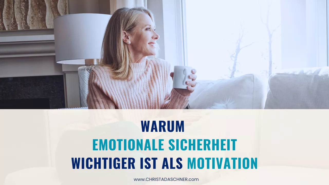 Frau sitzt auf Sofa und schaut aus dem Fenster mit der Beschriftung Warum emotionale Sicherheit wichtiger ist als Motivation