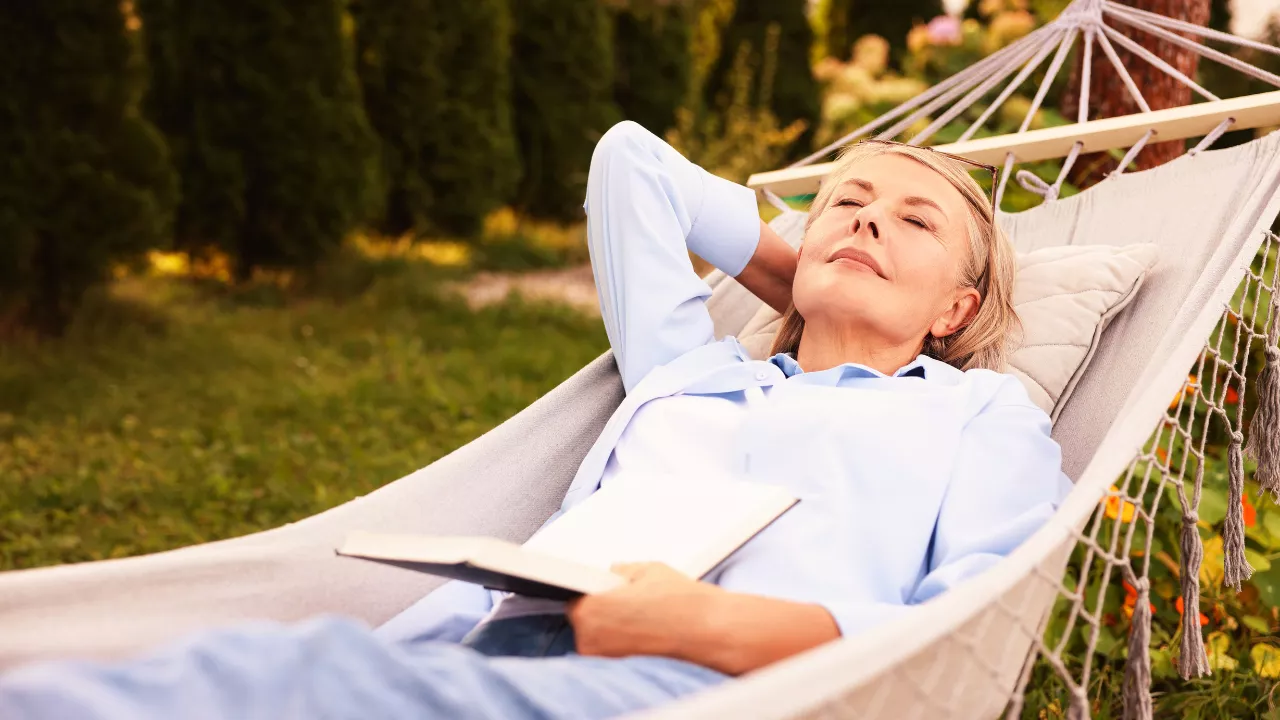 Frau liegt entspannt in der Hängematte - statt emotionales Essen - christa daschner