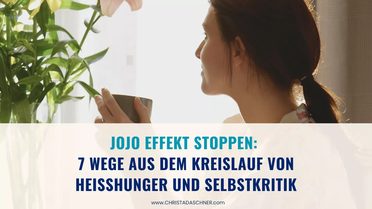 Frau sieht nachdenklich aus dem Fenster - Jojo Effekt stoppen: 7 Wege aus dem Kreislauf von Heißhunger und Selbstkritik