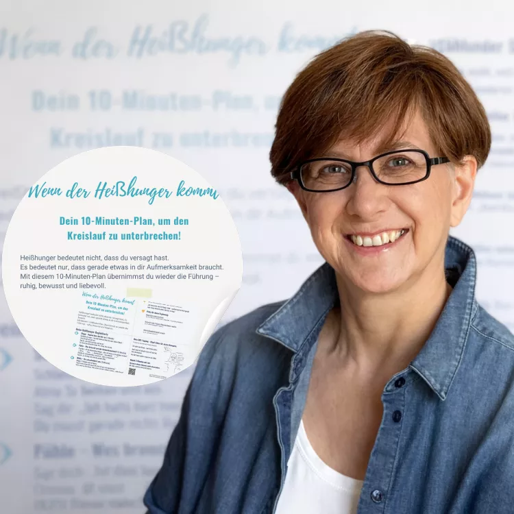 Christa Daschner lächelt mit der Heißhunger-Begleitkarte zum Download