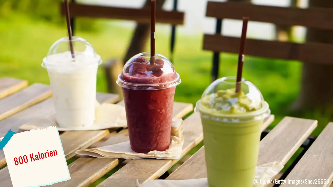 Verschiedene Smoothies mit dem Hinweis auf 800 Kalorien - Ernährungsmythen aufgedeckt