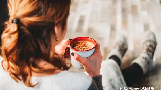 Frau nachdenklich mit Kaffeetasse - Verstaendnis statt   Kampf